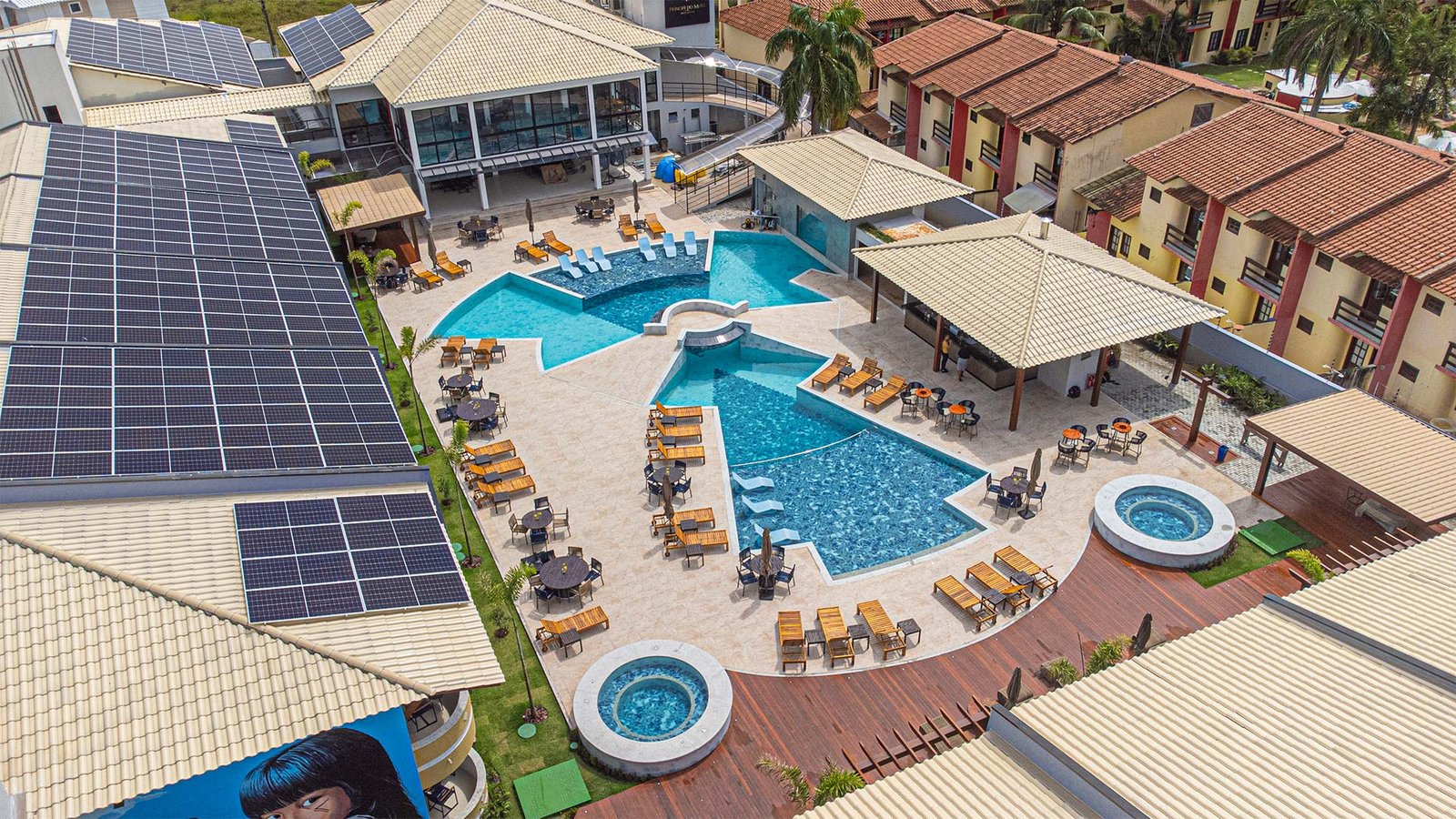 Vista aérea da piscina e das placas de energia solar do Príncipe do Mutá