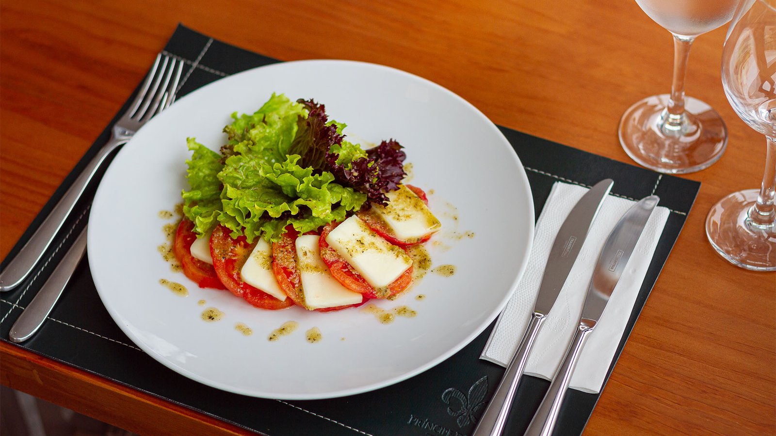 Salada caprese com tomate, mussarela e ervas frescas