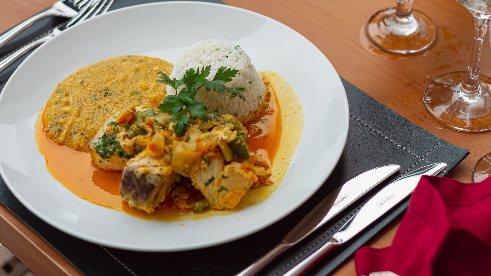 Moqueca de peixe com arroz e pirão, especialidade baiana do Caçuá